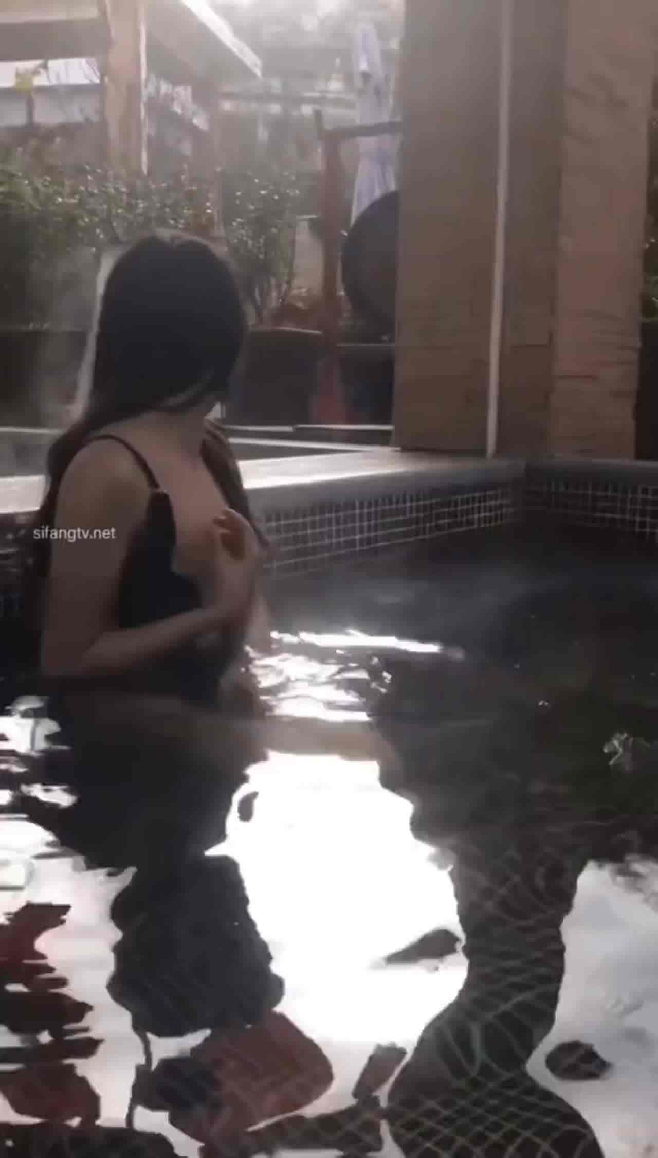  骚气御姐温泉大胆露出 的剧照3