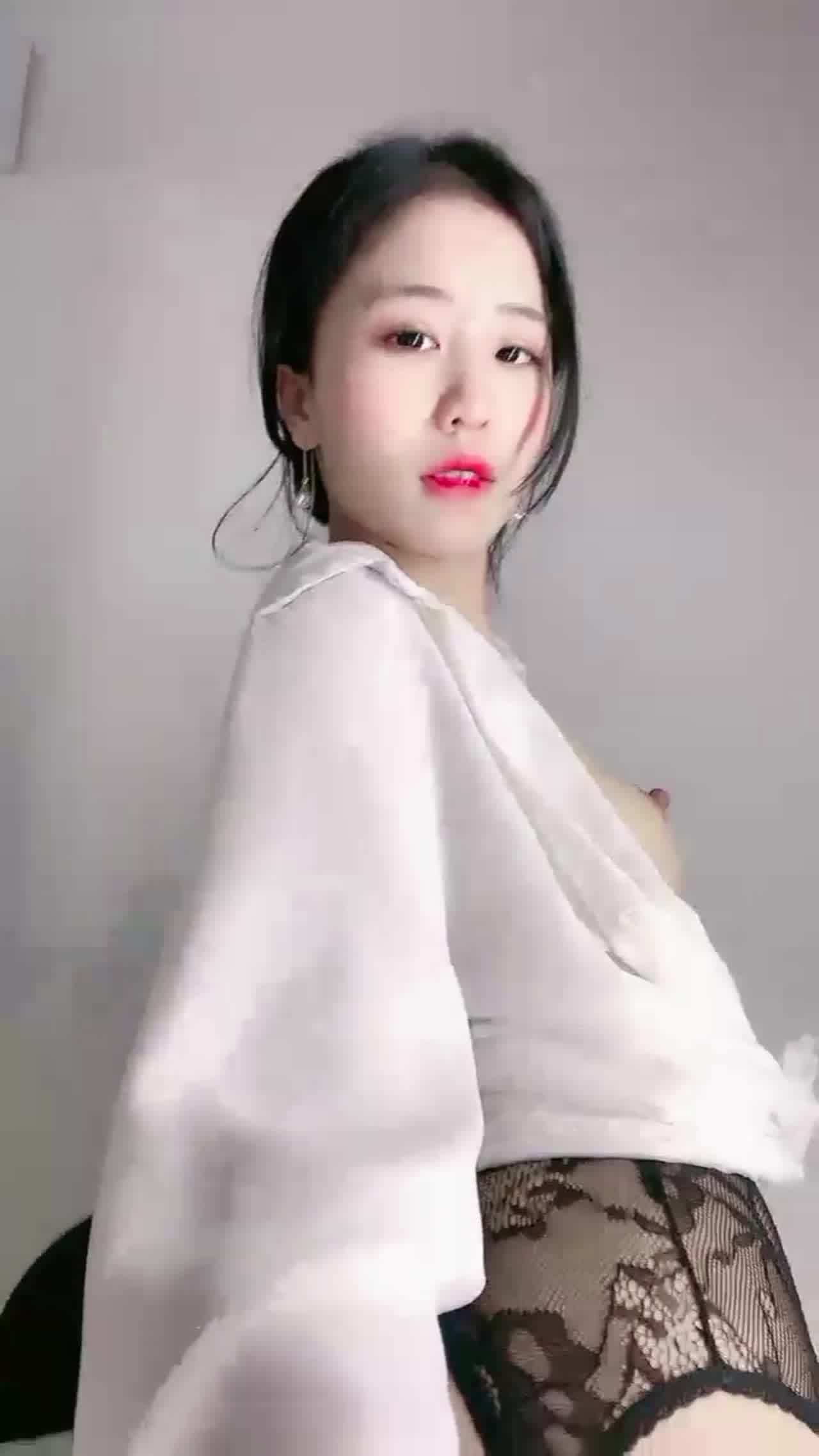  黑丝无毛贫乳ol逼里还是粉的真可口 的剧照9