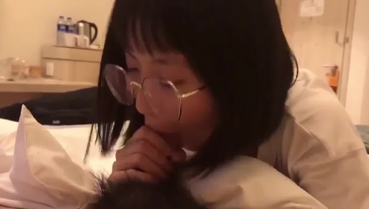  戴着眼镜斯文小可爱 的剧照9