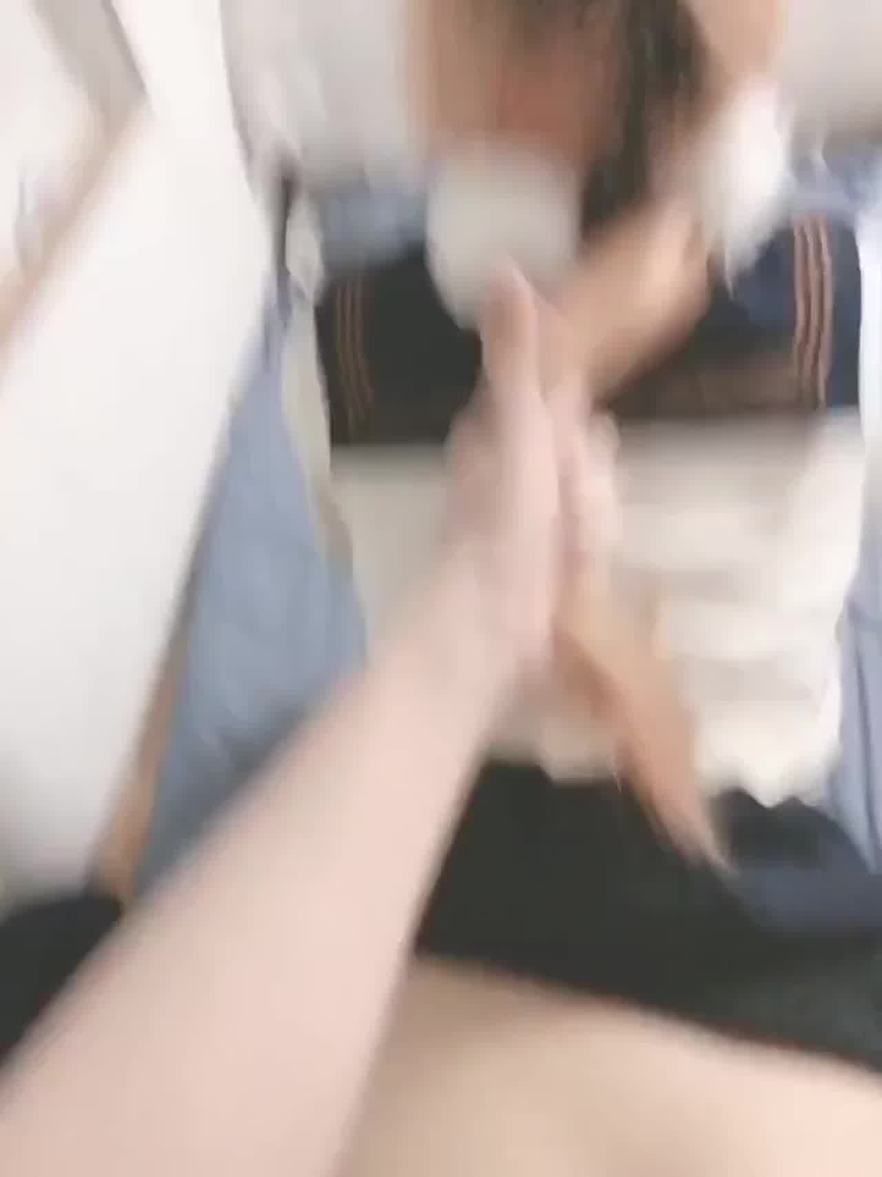  女友萝莉装嫩穿着校服双马尾撅屁股叫我操 的剧照1