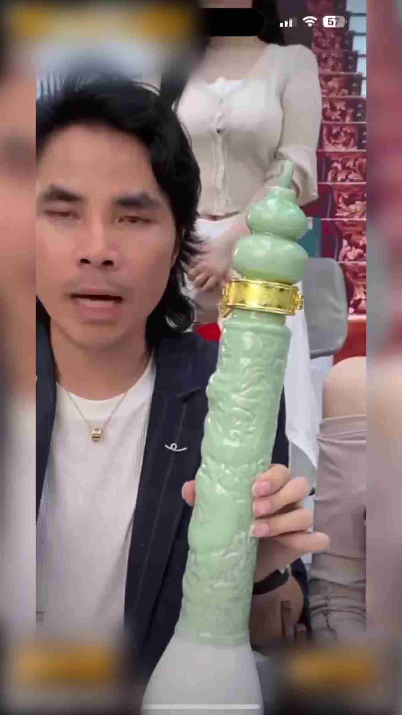  门事件 紧急告知家人们看直播时一定要学会善于发现亮点！因为这样总是能发现意想不到的美丽风景！ 的剧照5