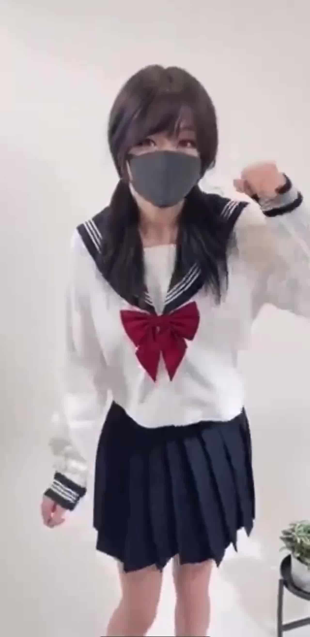  水手服美少女摇身一变cos御姐 的剧照9