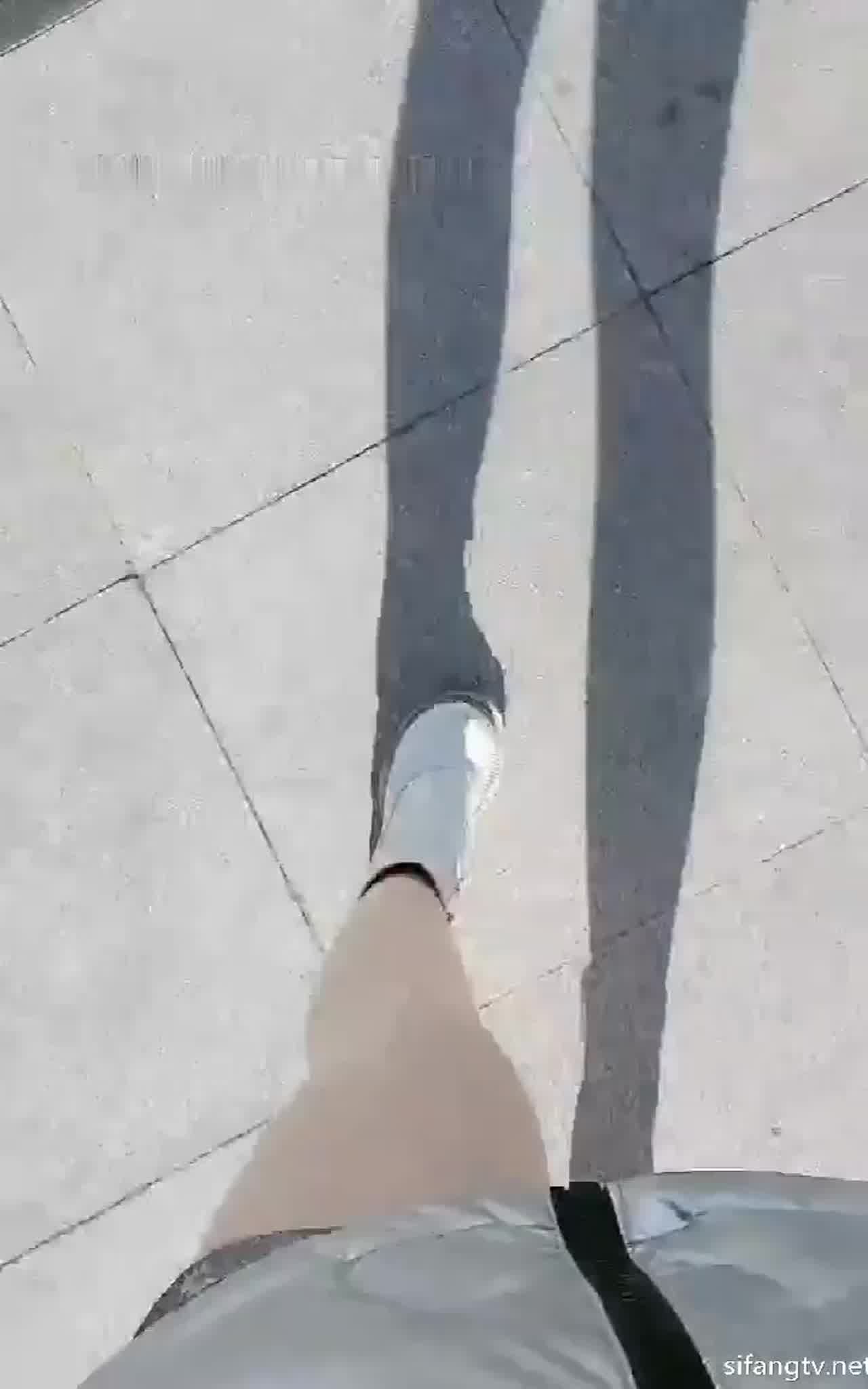  00后丰满小骚比乡村扶贫勾引大爷公共厕所内啪啪打炮大爷有口福真实勾搭 的剧照3