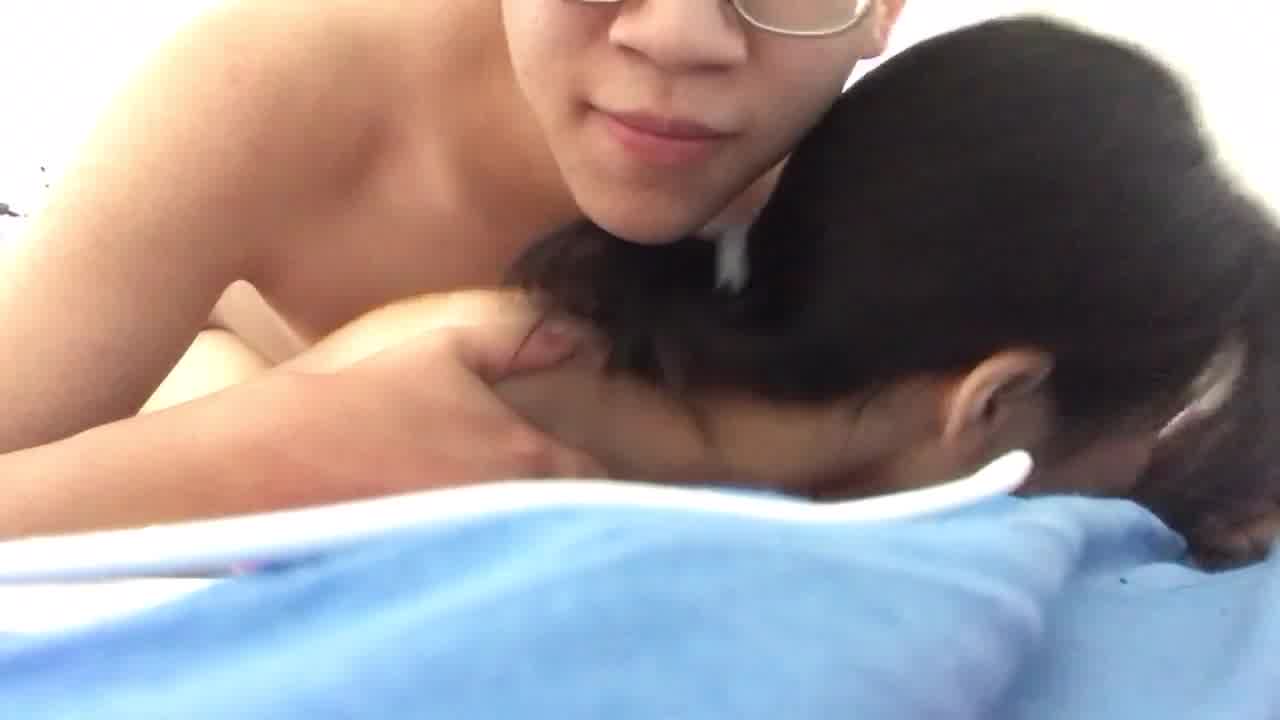  真实高中生情侣做爱，小妹妹一看就很青涩 的剧照6