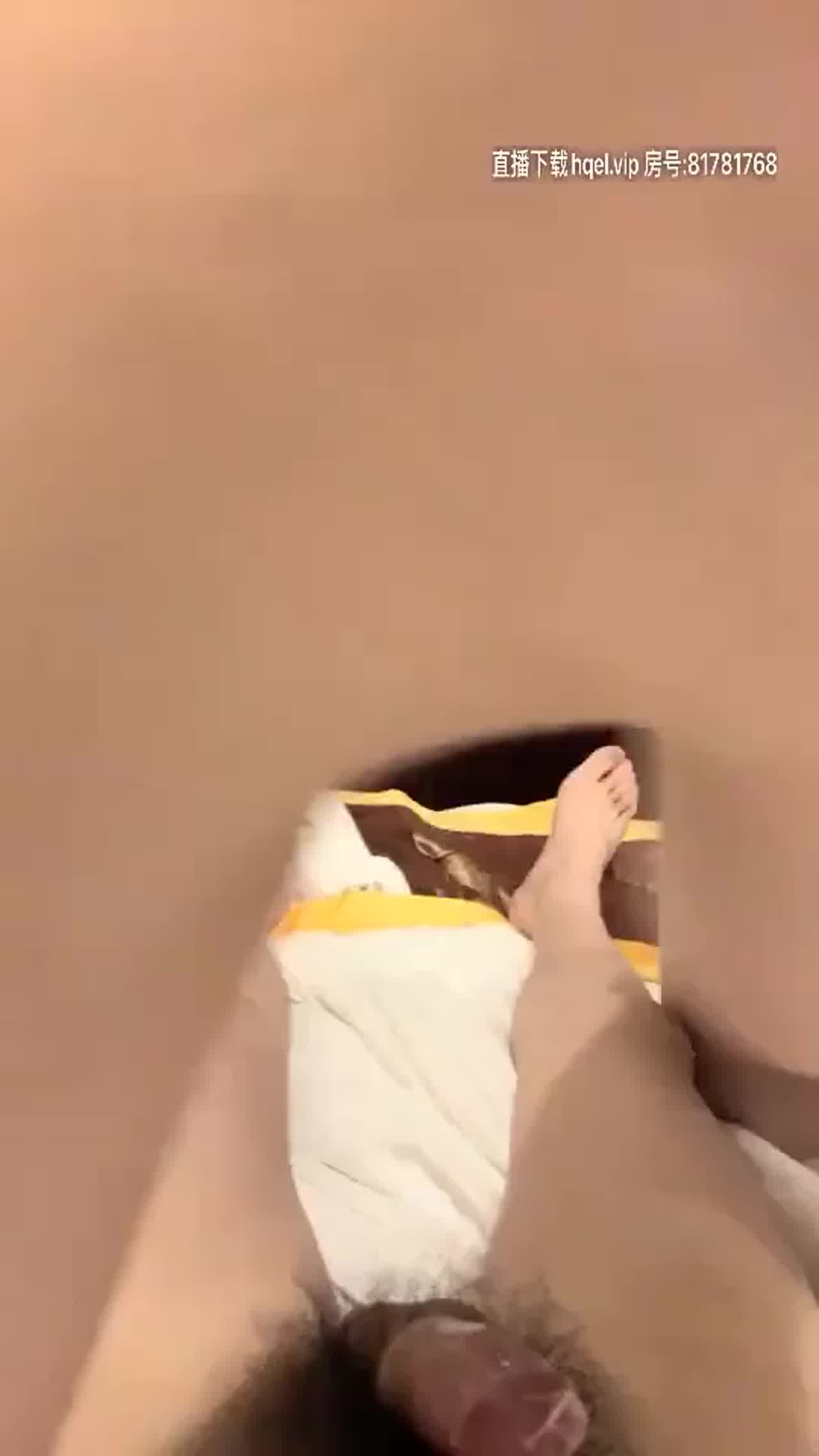  清纯小靓妹男友带到酒店让好友插 的剧照10