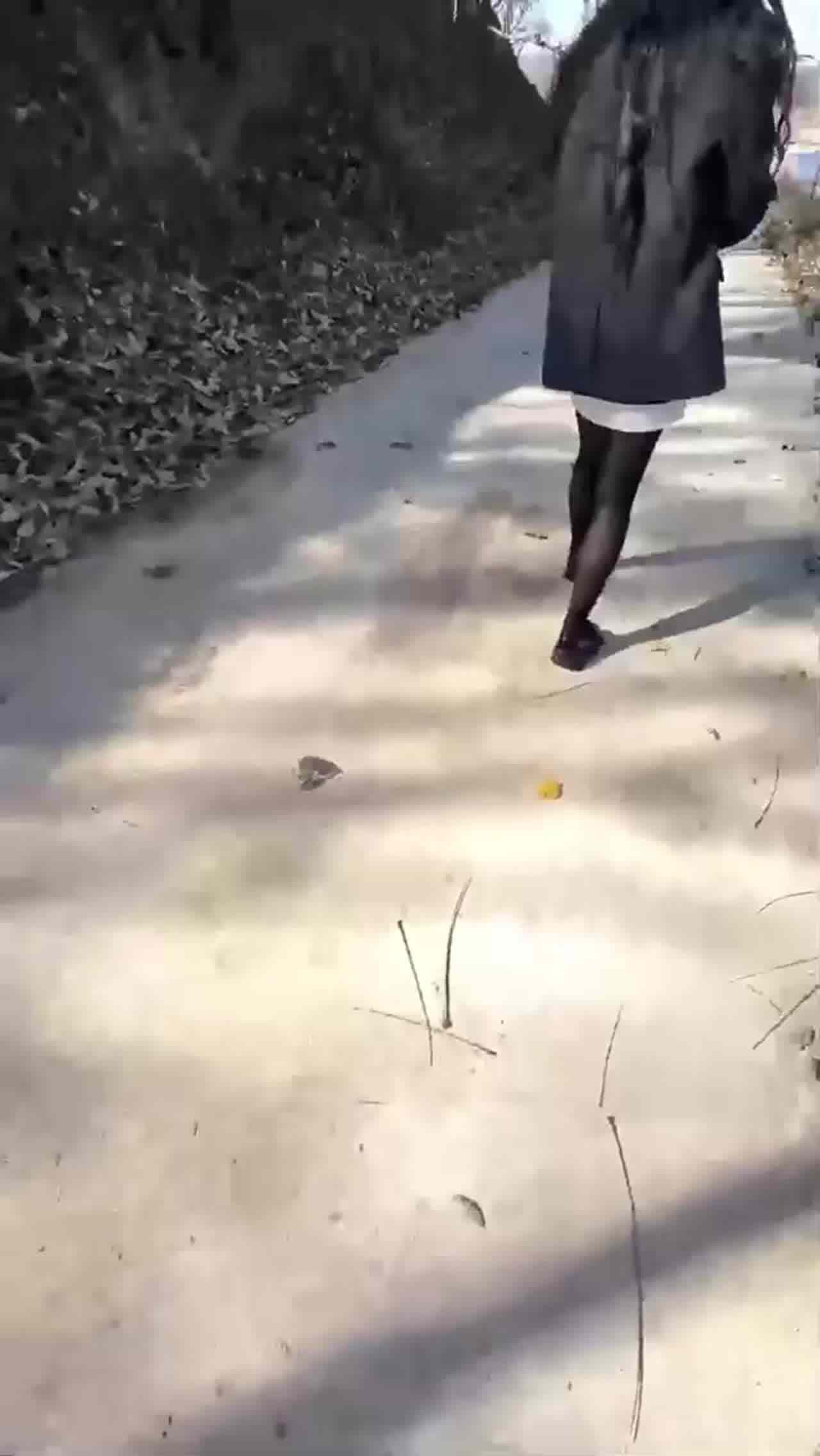  【刚要插进，服务员送菜来了】无奈野战，母狗口交弄湿骚穴，淫水随着抽插顺尿道流出，深射精子都被子宫吃掉 的剧照10