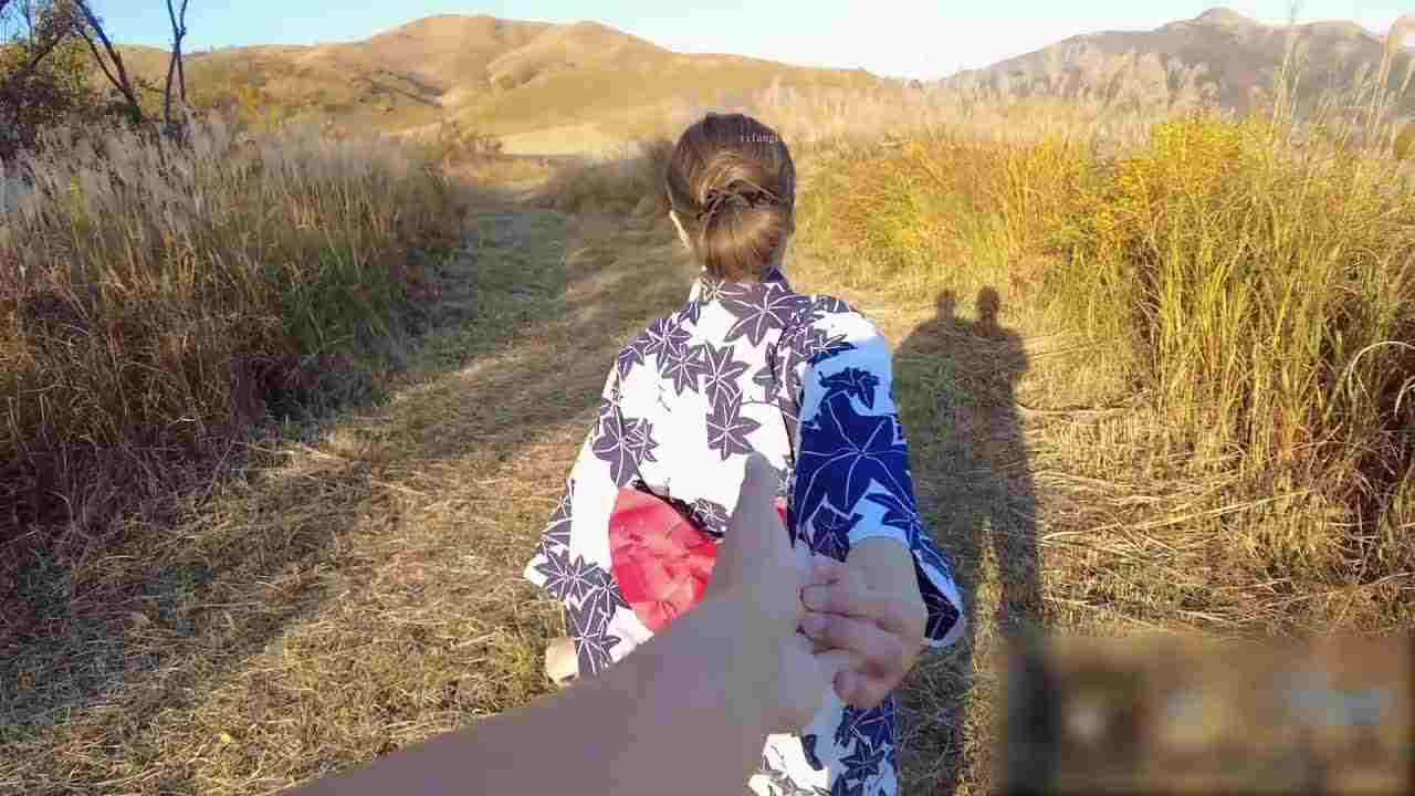  Naomi和服 丛林小木屋枫树下的甜蜜性爱 的剧照9