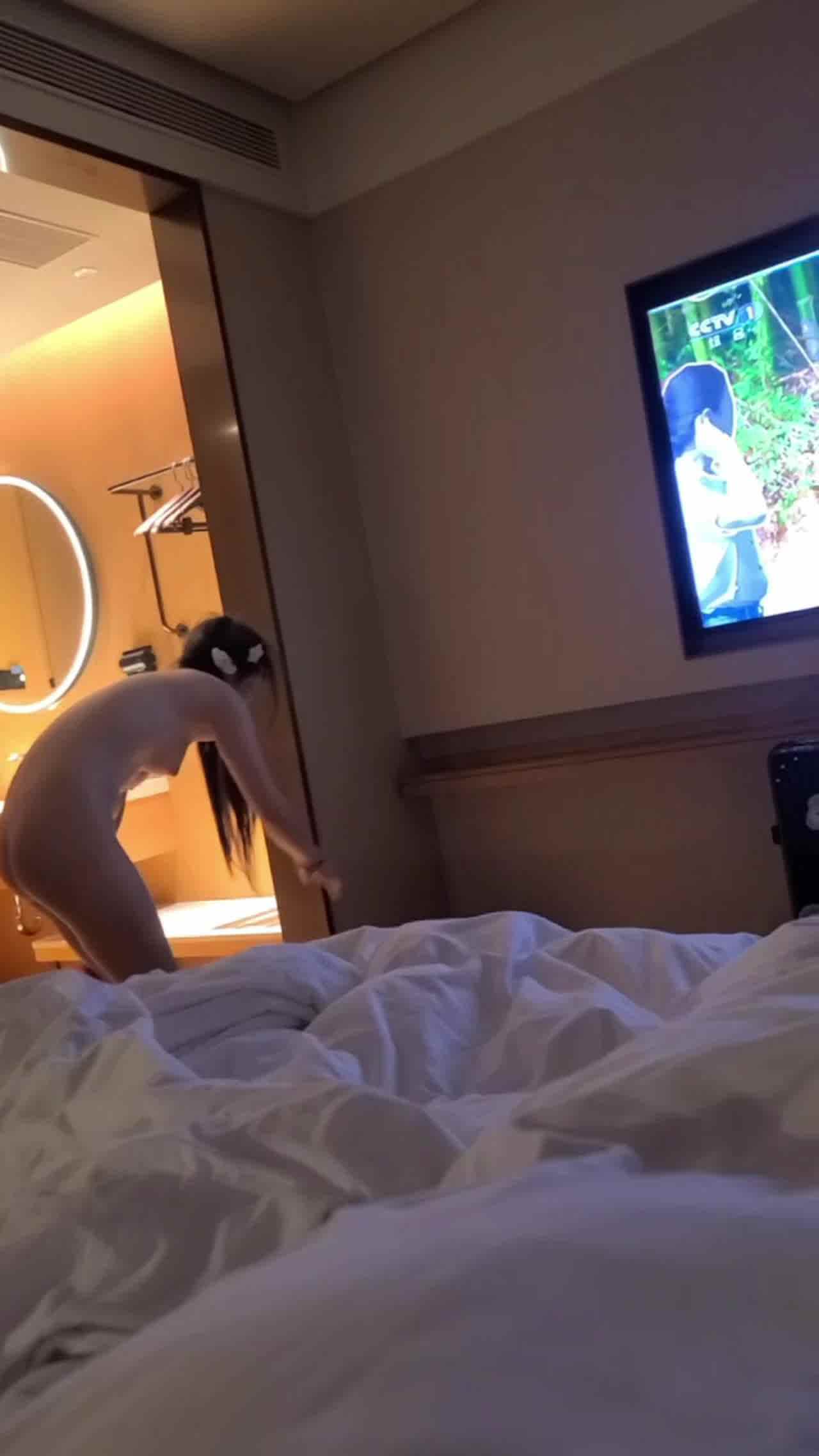  就喜欢这样的乖乖女露裸体的反差感 的剧照5