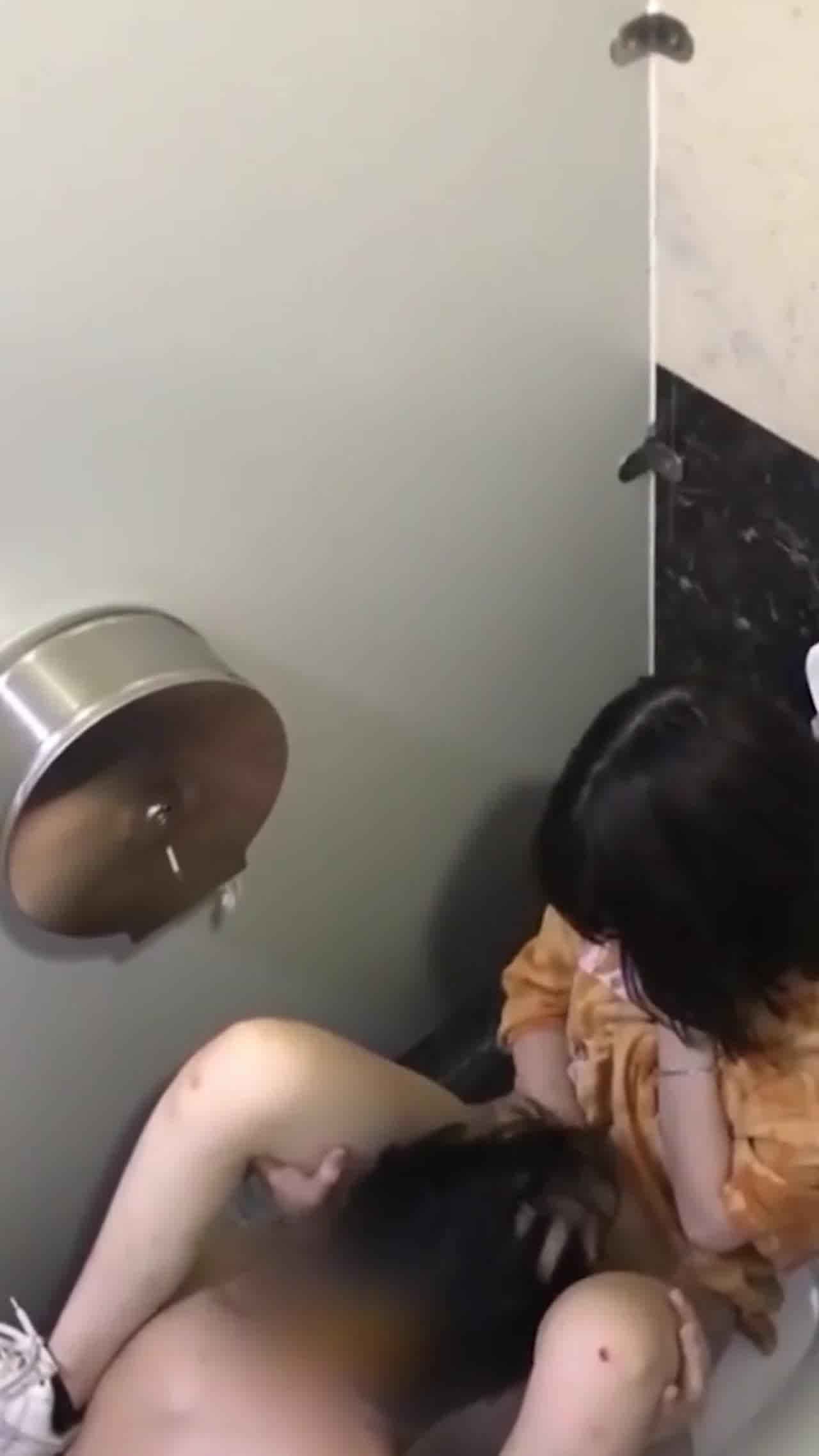  【火爆大瓜】北京一对学生在厕所啪啪被偷拍的 的剧照5