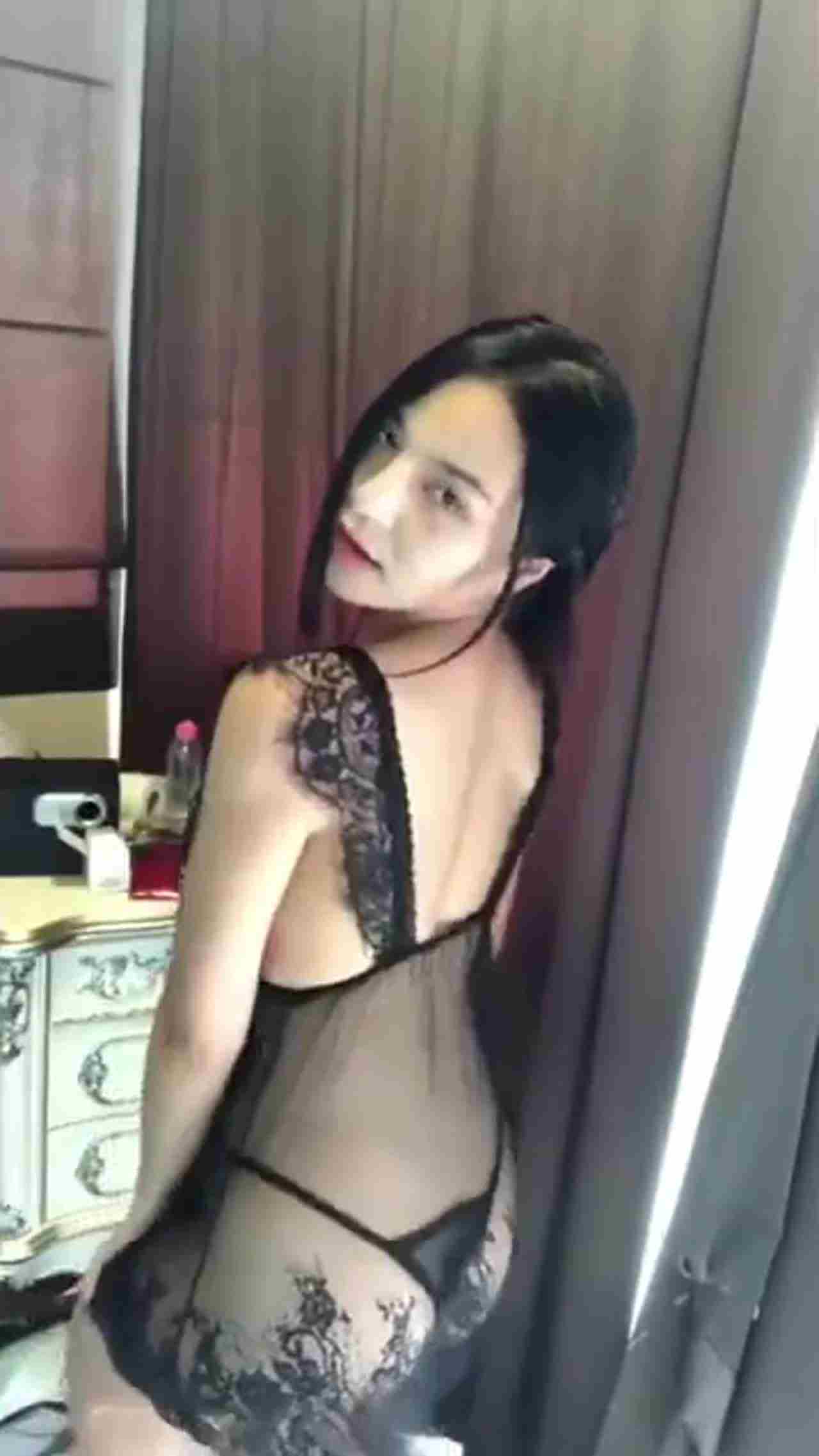  极品小姐姐蕾丝洋装诱惑 的剧照6