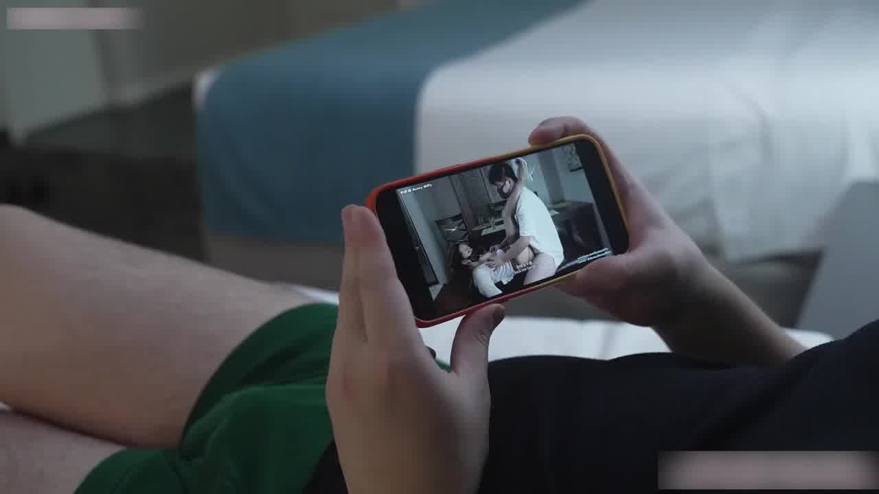  看片忍不住强上女保姆，直接无套内射 的剧照5