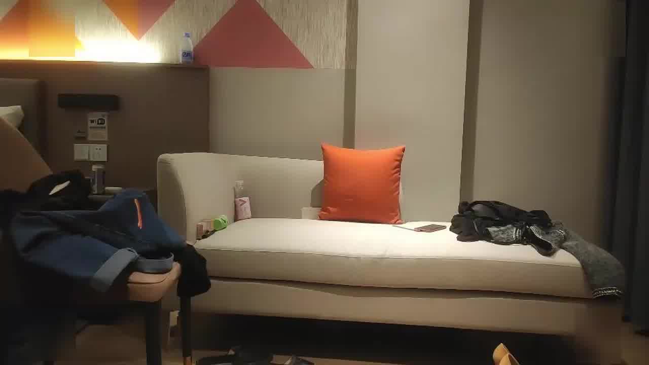  【黑丝轻熟女】 啊好硬好舒服，娇喘呻吟痉挛，淫语浪叫。我不射在里面，拿掉套套强行插入，被你操死了。 的剧照6