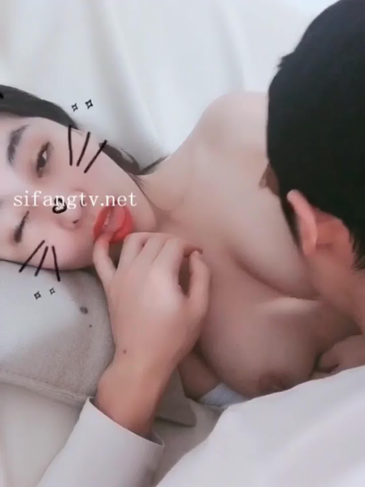  网曝门事件，英国伦敦留学生Moolan性爱私拍流出 被外籍男友扛腿猛操 漂亮美乳呻吟 的剧照3