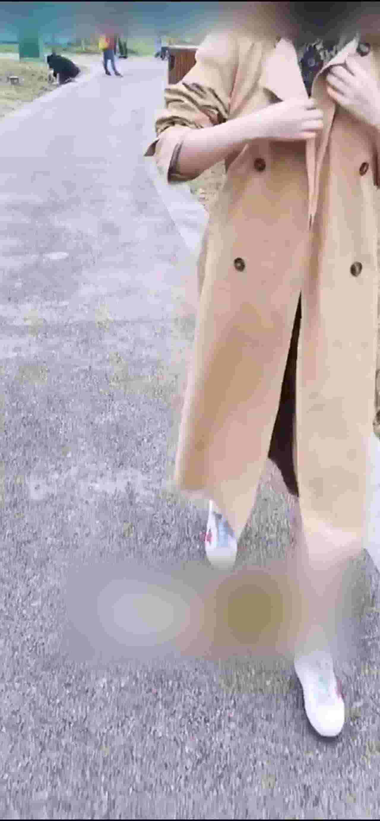  身材姣好妹子在外面大露奶子 真骚逼 的剧照2