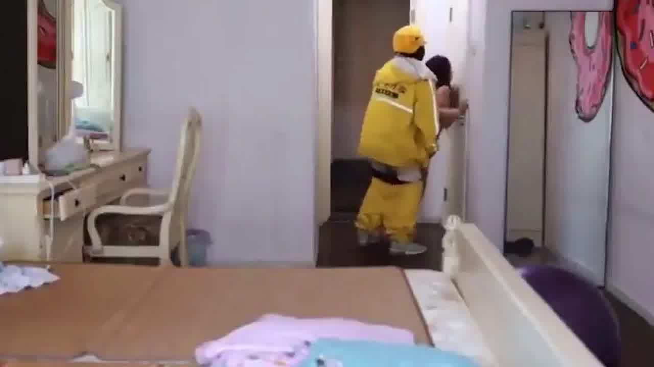  拔吊无情 外卖员精力旺盛强制性爱 的剧照6