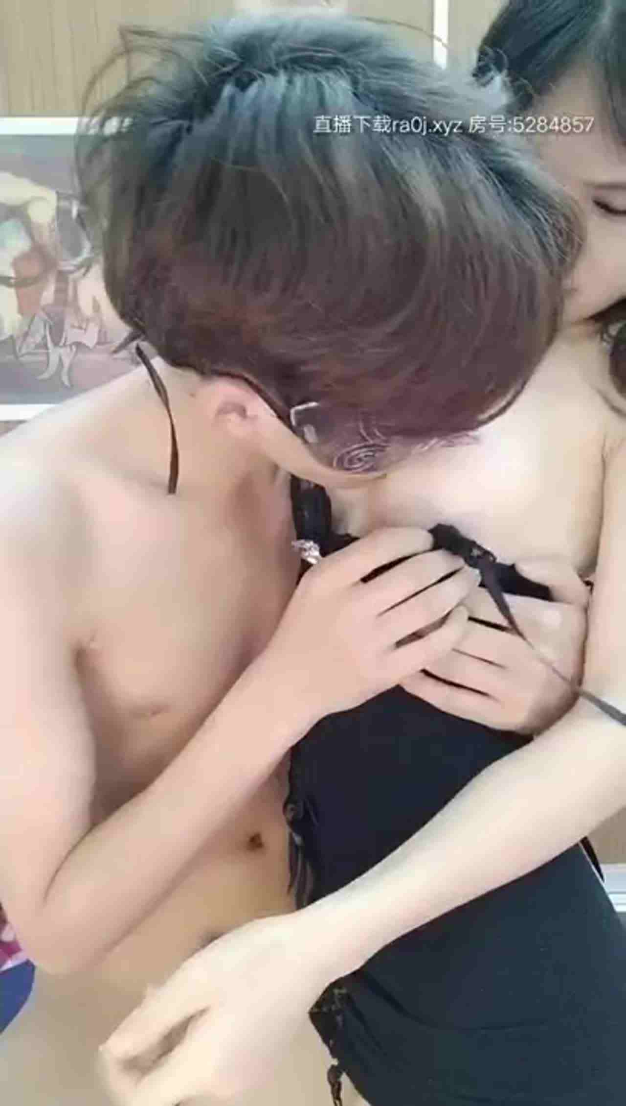  软萌小仙女直播跟小帅哥啪啪 的剧照5