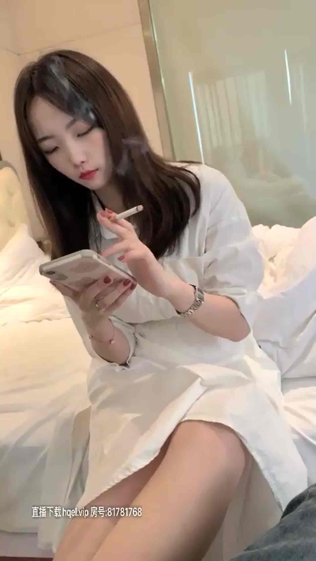  火辣身材甜美D罩杯妹子酒店3P轮流啪啪（四） 的剧照1