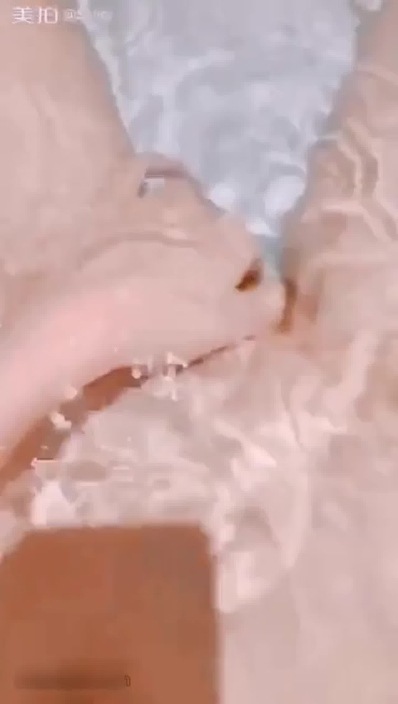  绝美女神抠逼制服诱惑骚气侧漏，看到你被操的样子我就放心了 的剧照8