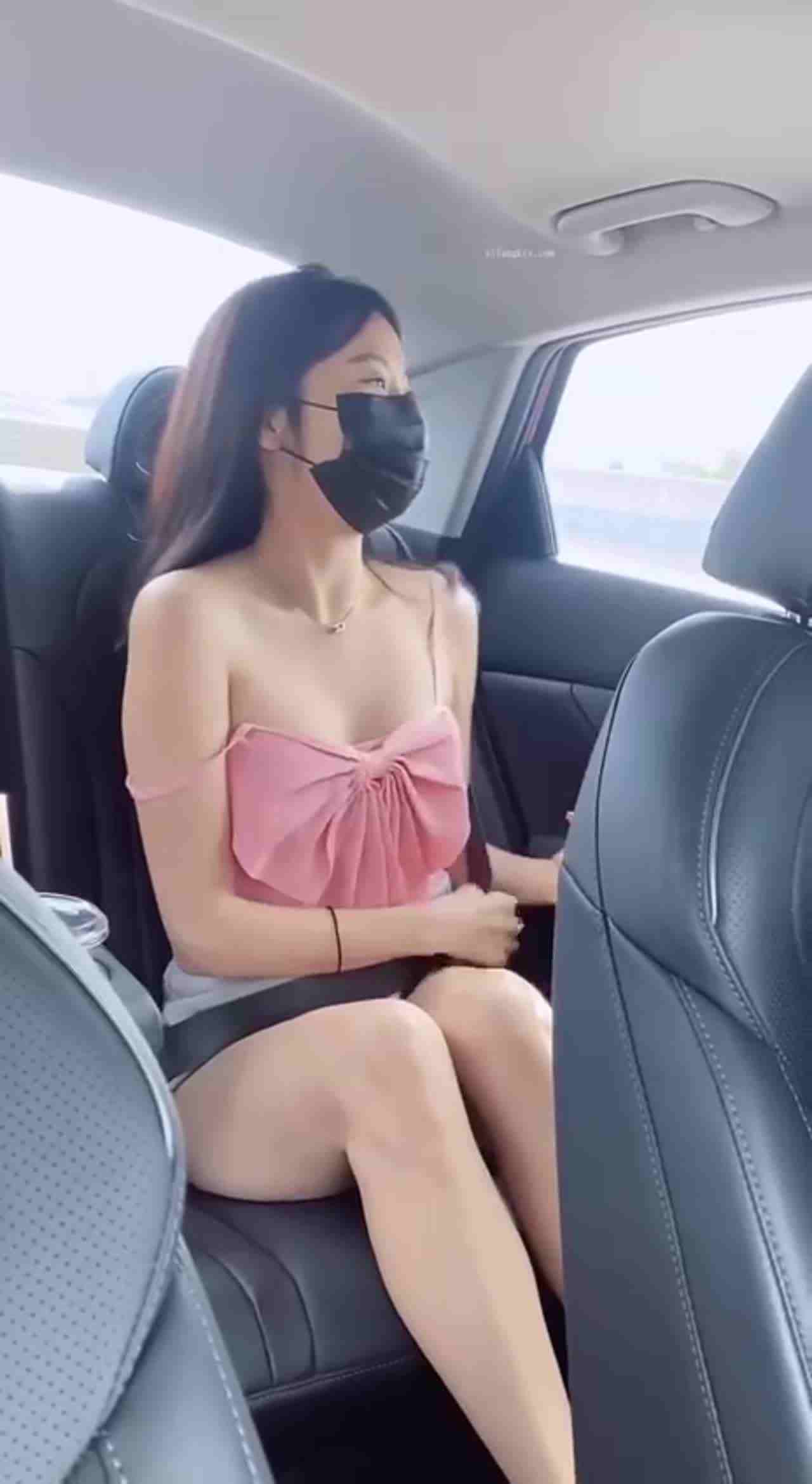  苗条的韩国小姐姐脱下衣服秀出奶子 的剧照7