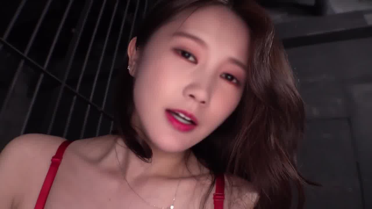  AI明星换脸「李一桐」喜欢我的红色内衣吗 的剧照2