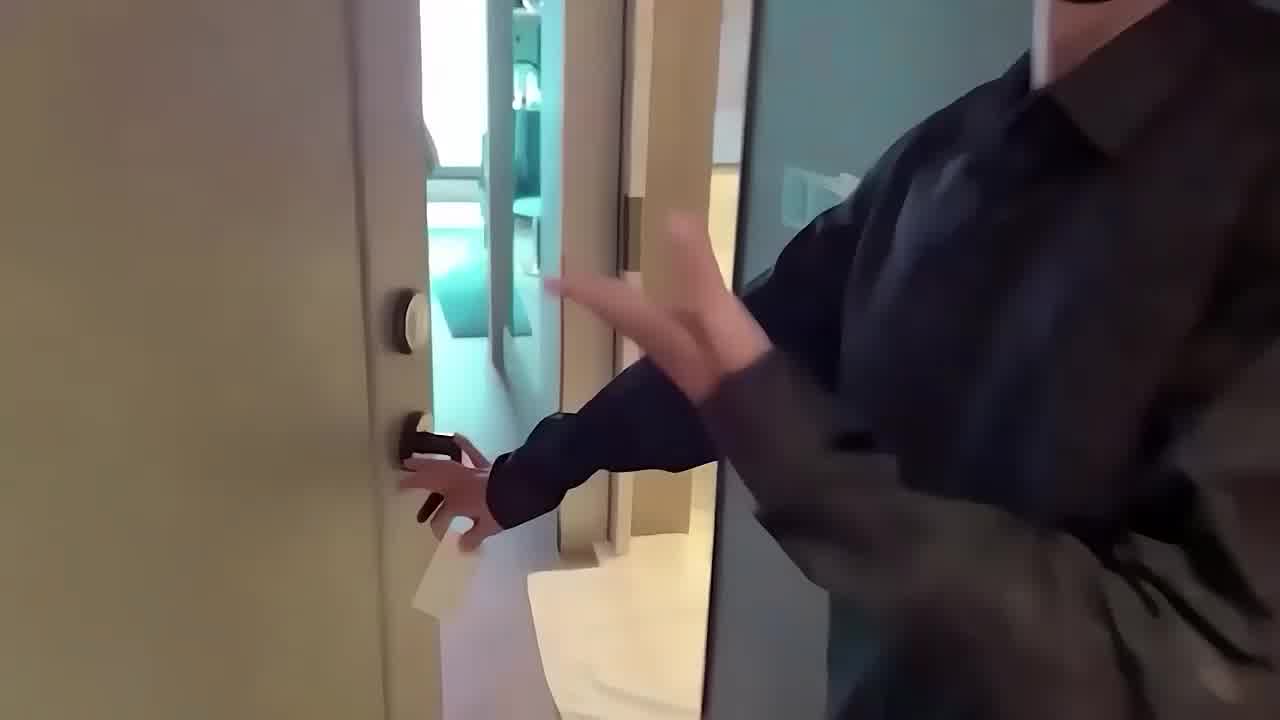  素颜小姐姐泳池邂逅，小哥搭讪酒店完美抽插颜射满脸 的剧照9