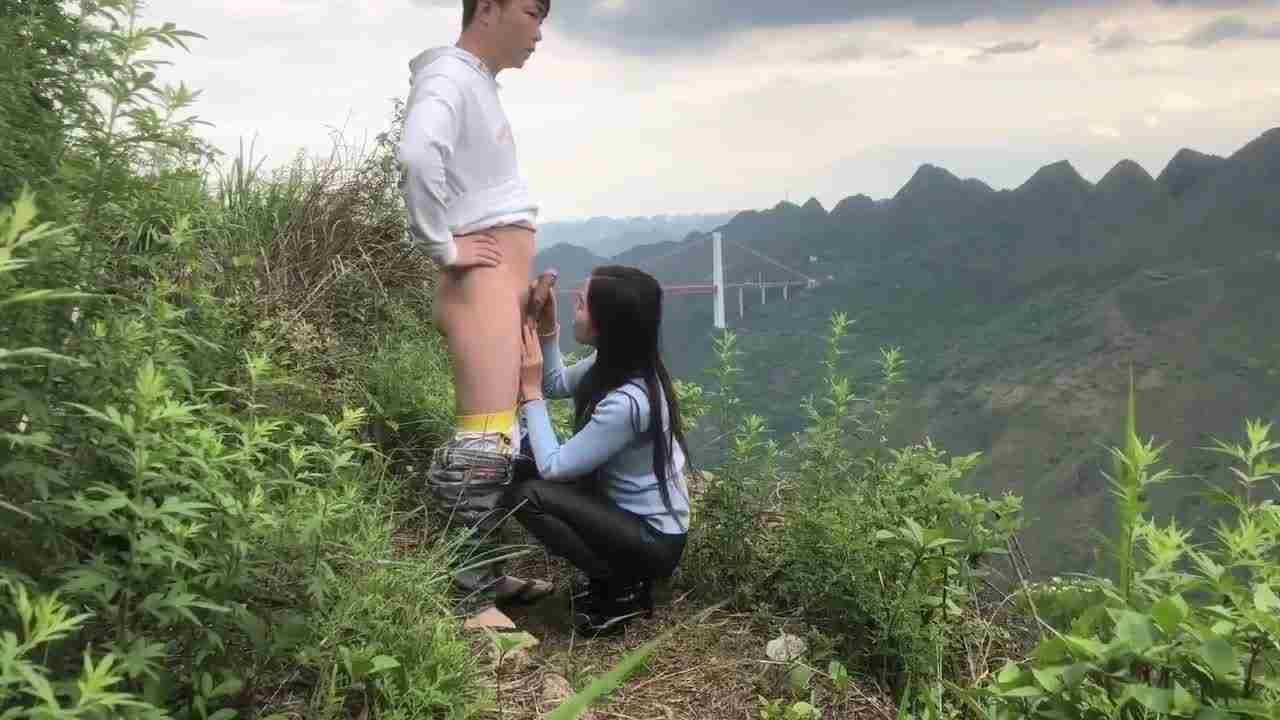  【野外偷情】留守少妇耐不住寂寞，与炮友爬山野战，真TM刺激，浪叫不止，差点被发现 的剧照2