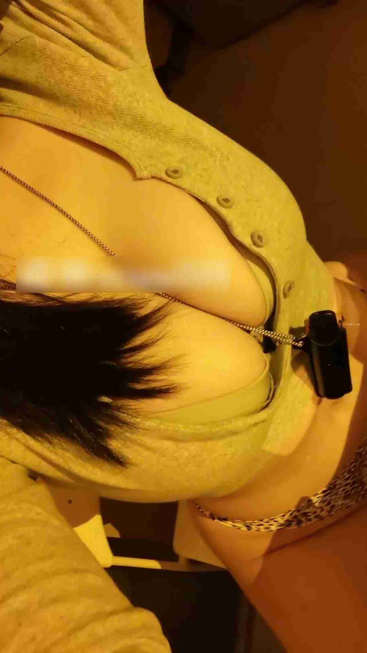  豹纹内裤骚逼女友脱衣舞 的剧照3