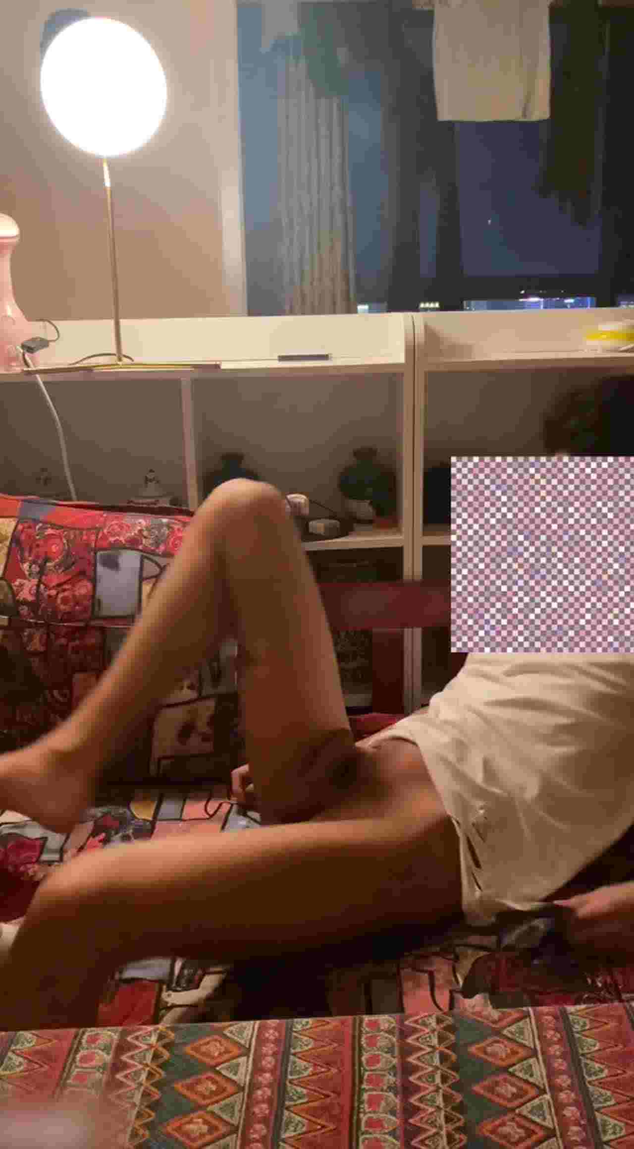  91约炮大神在家做爱不满足跑去楼梯附近 的剧照2