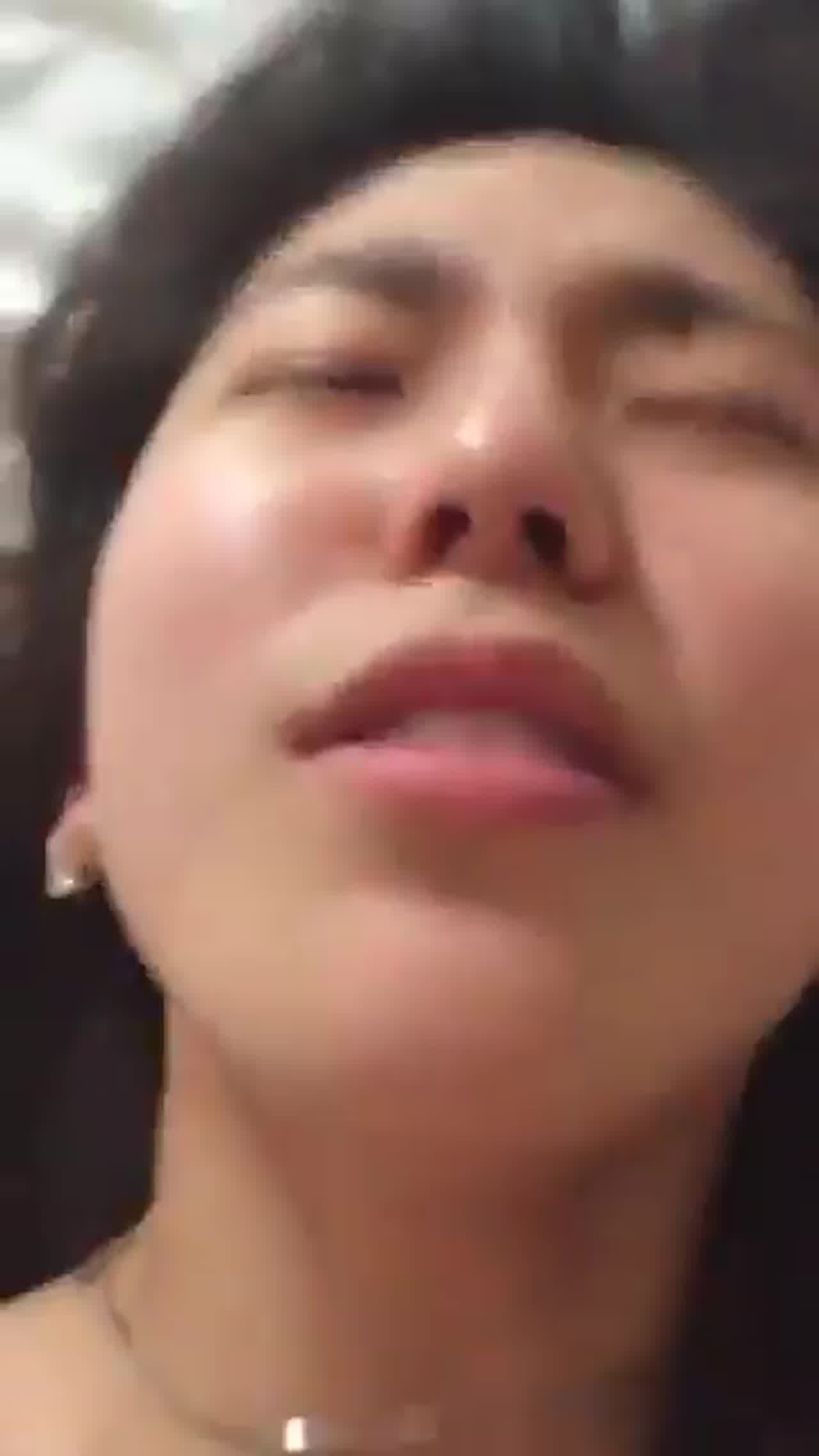  淫荡的表情实在受不了 的剧照10