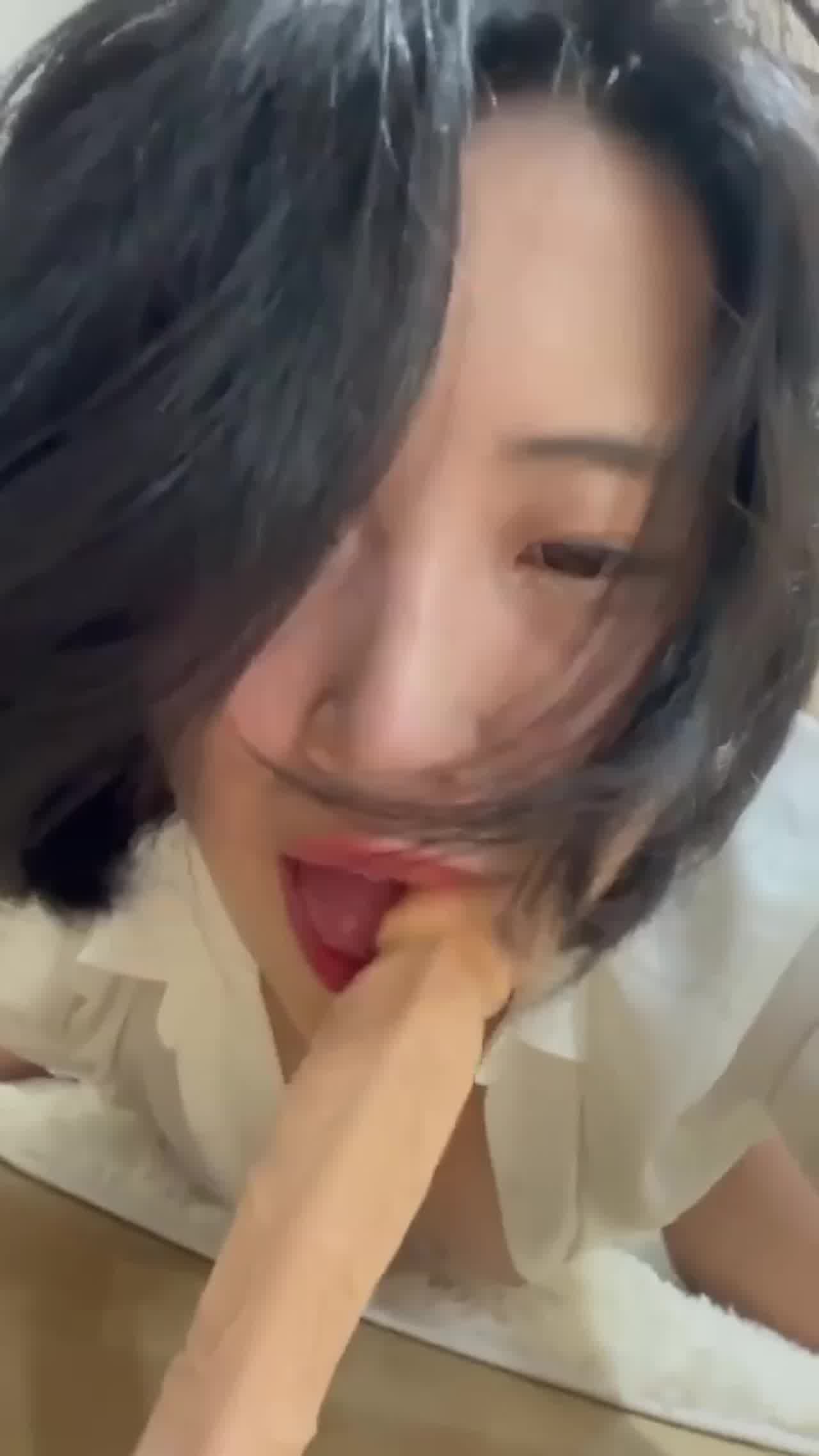  黑丝反差翘臀女友口活一绝 的剧照5