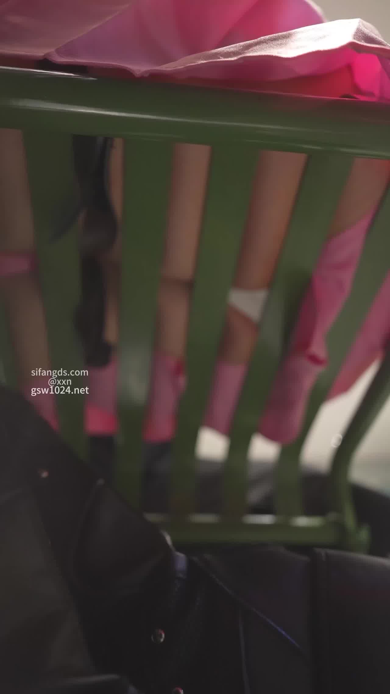  漫展跟着长腿妹纸走，纯白内裤真纯真啊！ 的剧照7