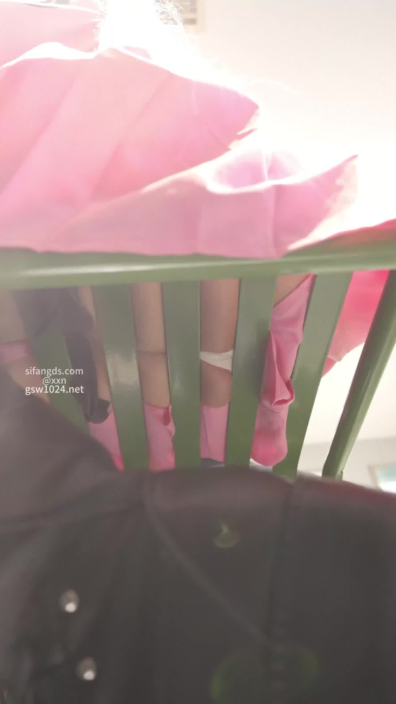  漫展跟着长腿妹纸走，纯白内裤真纯真啊！ 的剧照9