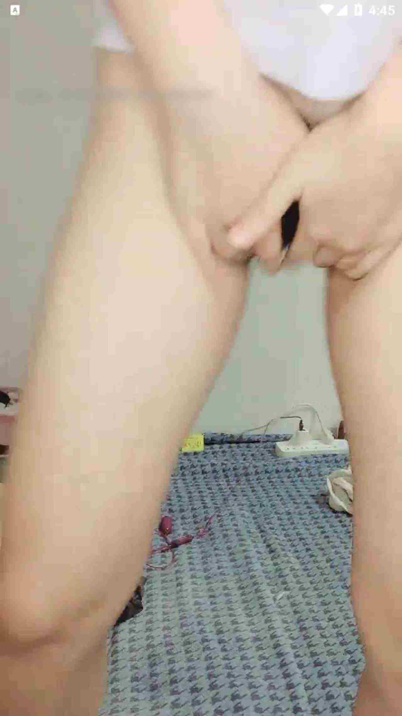  山东尤物妹妹放学还没洗澡呢给哥哥们看一下粉逼 的剧照9