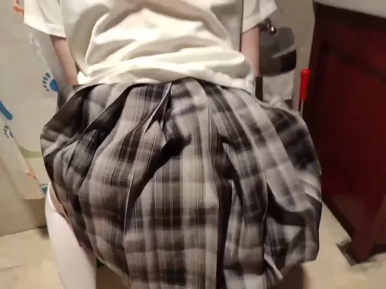  18岁少女为了追逐小穴的快感 用假屌满足自己 的剧照2