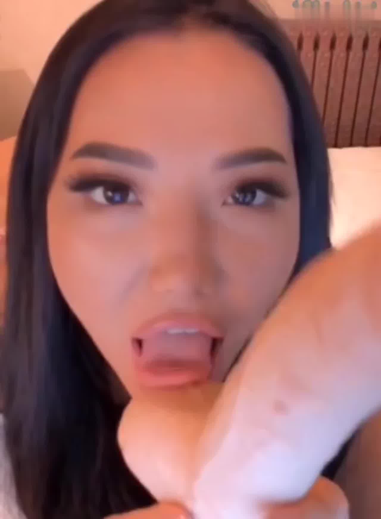  性感啦啦队正妹把假机八想象成篮球队队员的肉棒 的剧照2