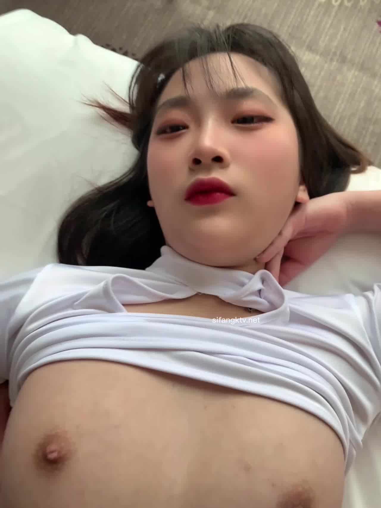  网红学妹赚外快约拍,被摄影师给潜规则 的剧照9