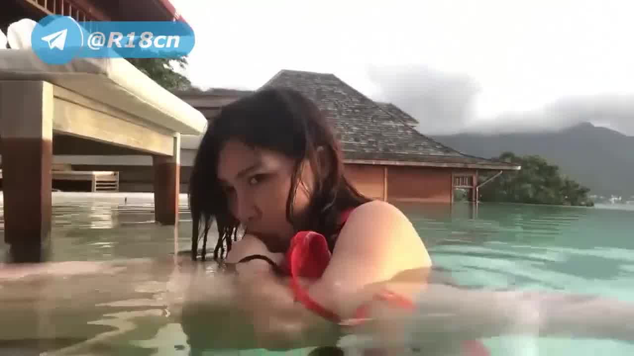  情侣露天游泳池口交水中做爱 的剧照2