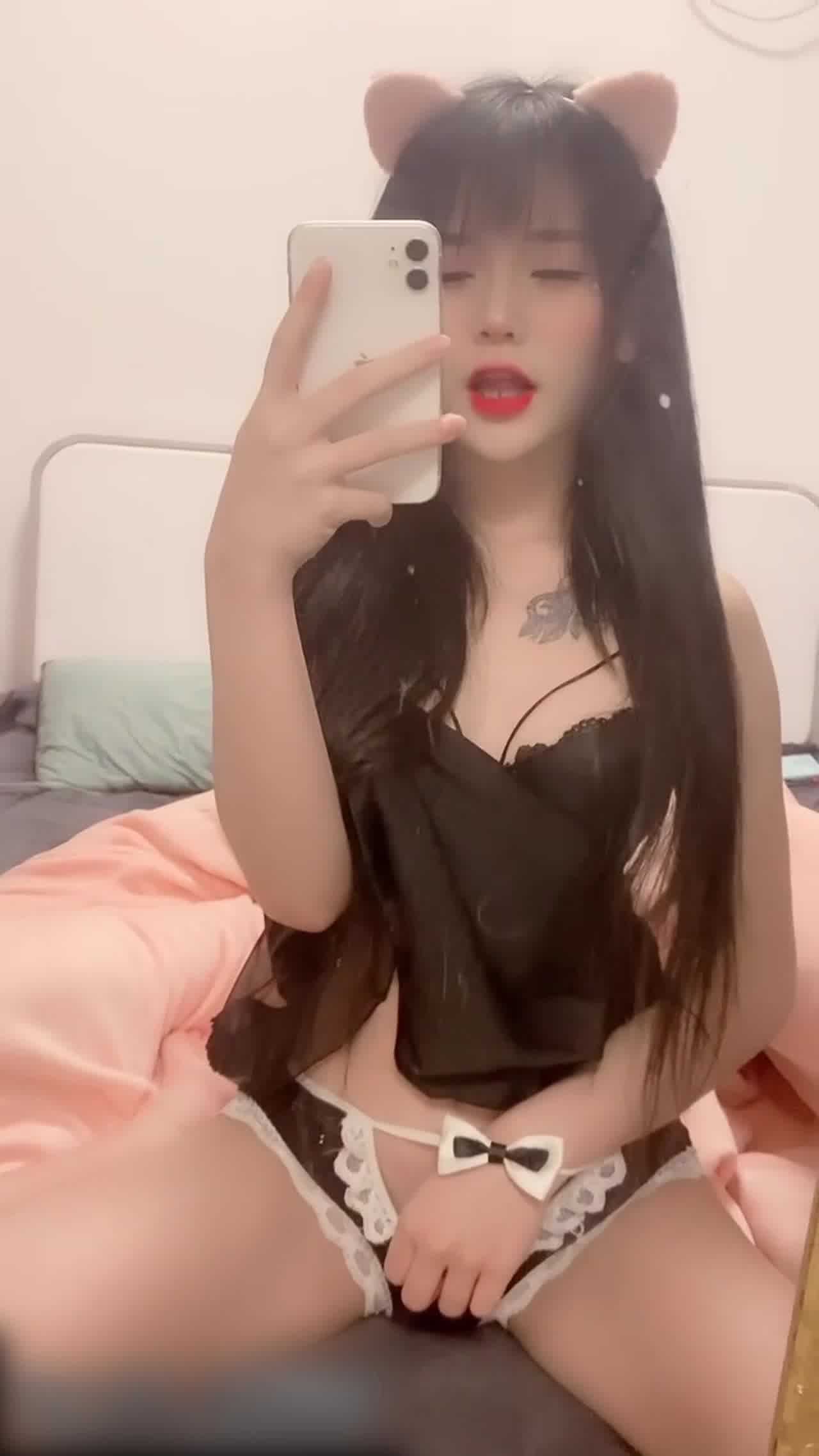  性感小猫猫自拍看自己的骚样 的剧照5