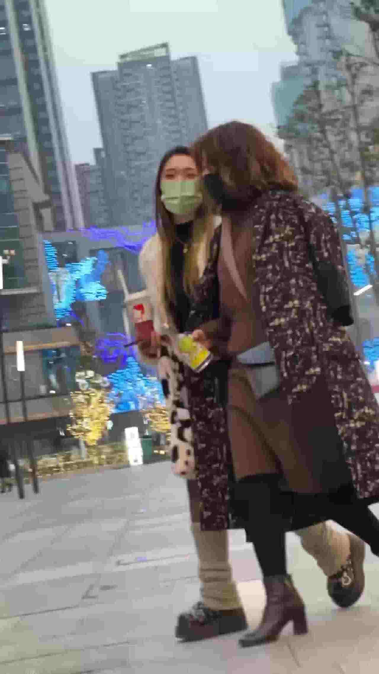  偷拍y2k少女逛街裙底走光 的剧照4