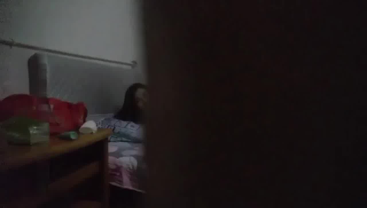  【城中村小超市】老板娘接私活，这服务太刺激了，暴力抽插骚穴，尽情输出啪啪猛操。少妇爽懵了！ 的剧照2