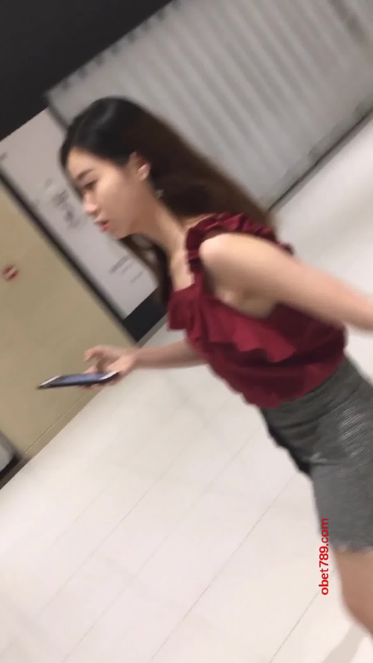  尾随偷拍气质颜值美女裙底风光 的剧照4