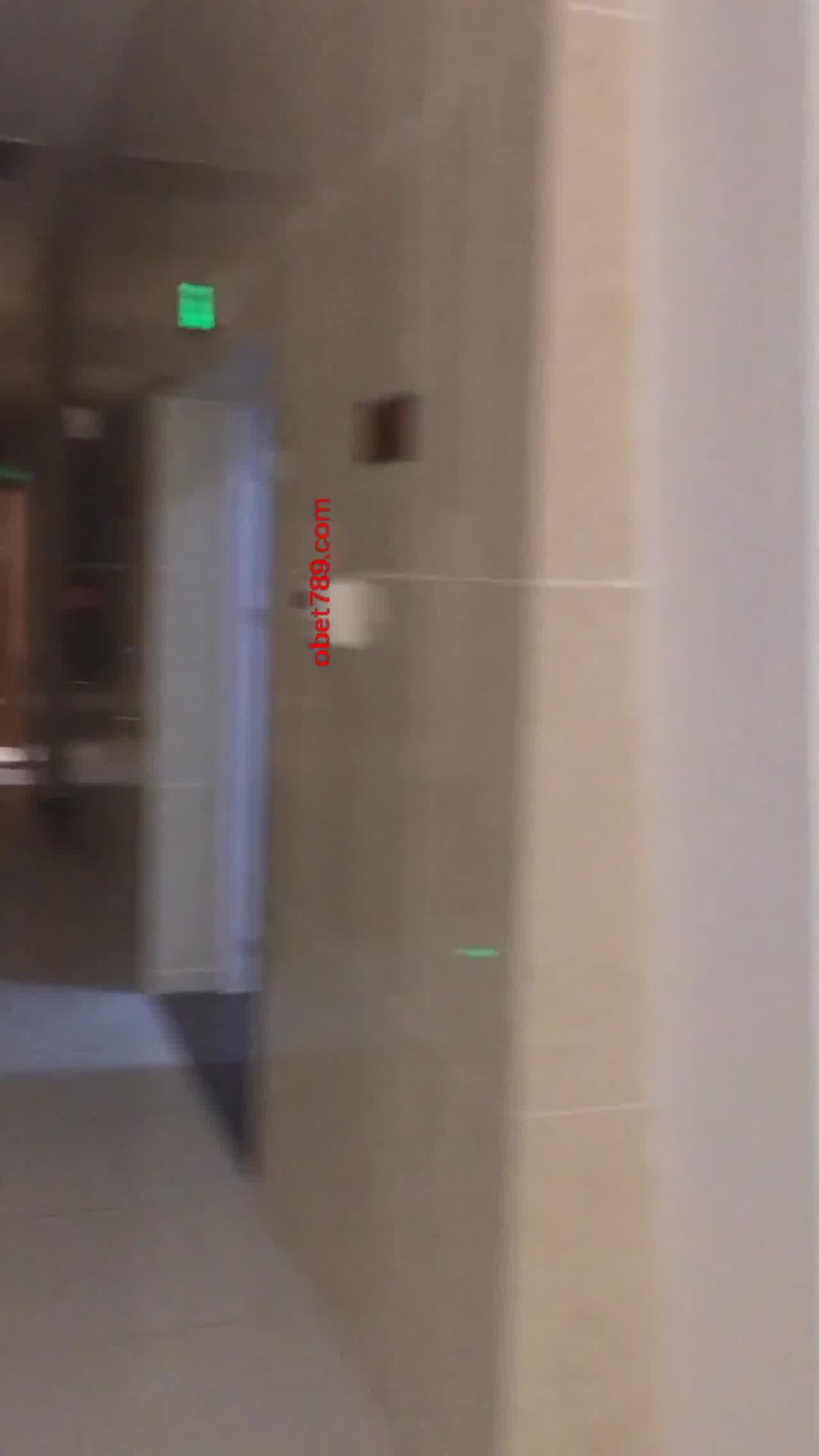  尾随偷拍气质颜值美女裙底风光 的剧照9