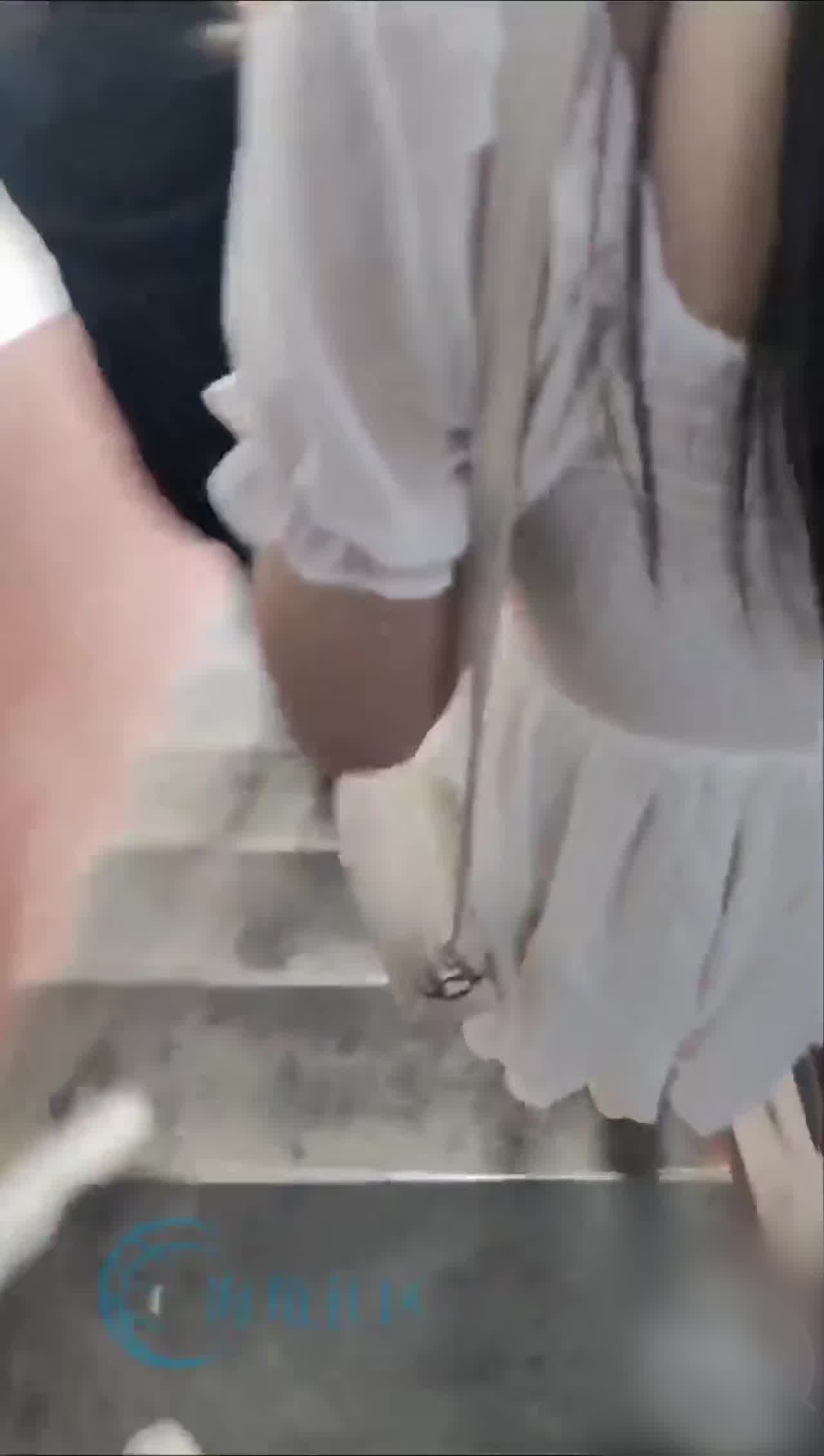  弟媳闺蜜定亲了 想操又怕出事，只能在厨房拿骚弟媳泄愤 的剧照2