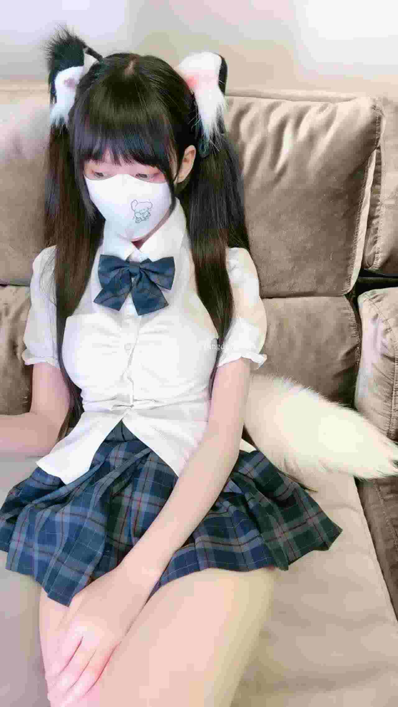  【我要撸一万年】超清纯的萝莉，一脸嫌弃的表情太爽了，你永远不知道自己的队友在干啥，边直播边打游戏 的剧照9