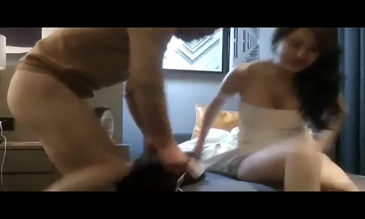  约到网红脸兼职妹子，沙发各种蹂躏，从沙发操到床上。 的剧照8