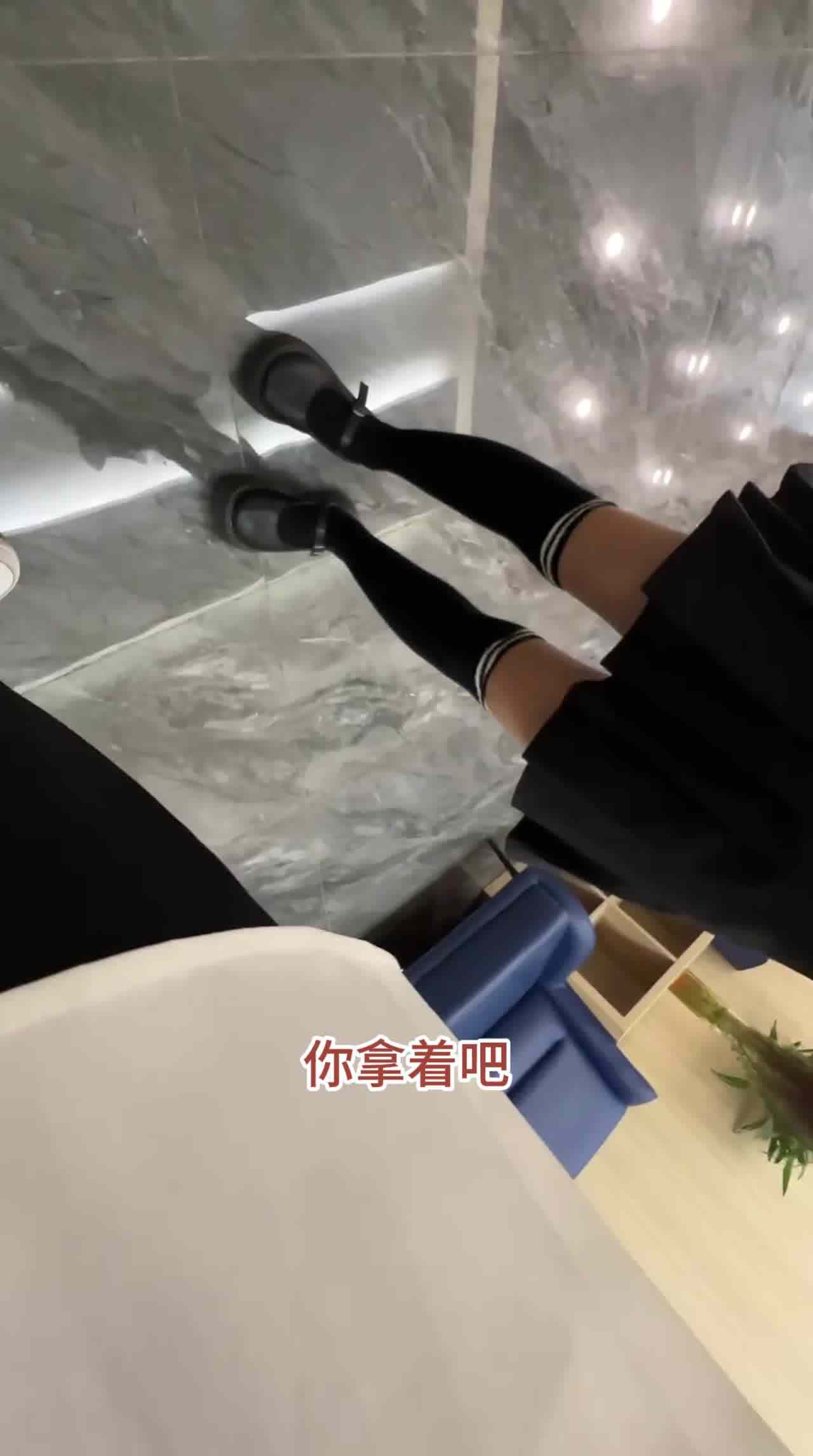  【真实pua大神第十弹】我家猫会后空翻，多位女主因猫咪被骗回家拍视频，全是抖音探探认识的JK嫩妹！ 的剧照2