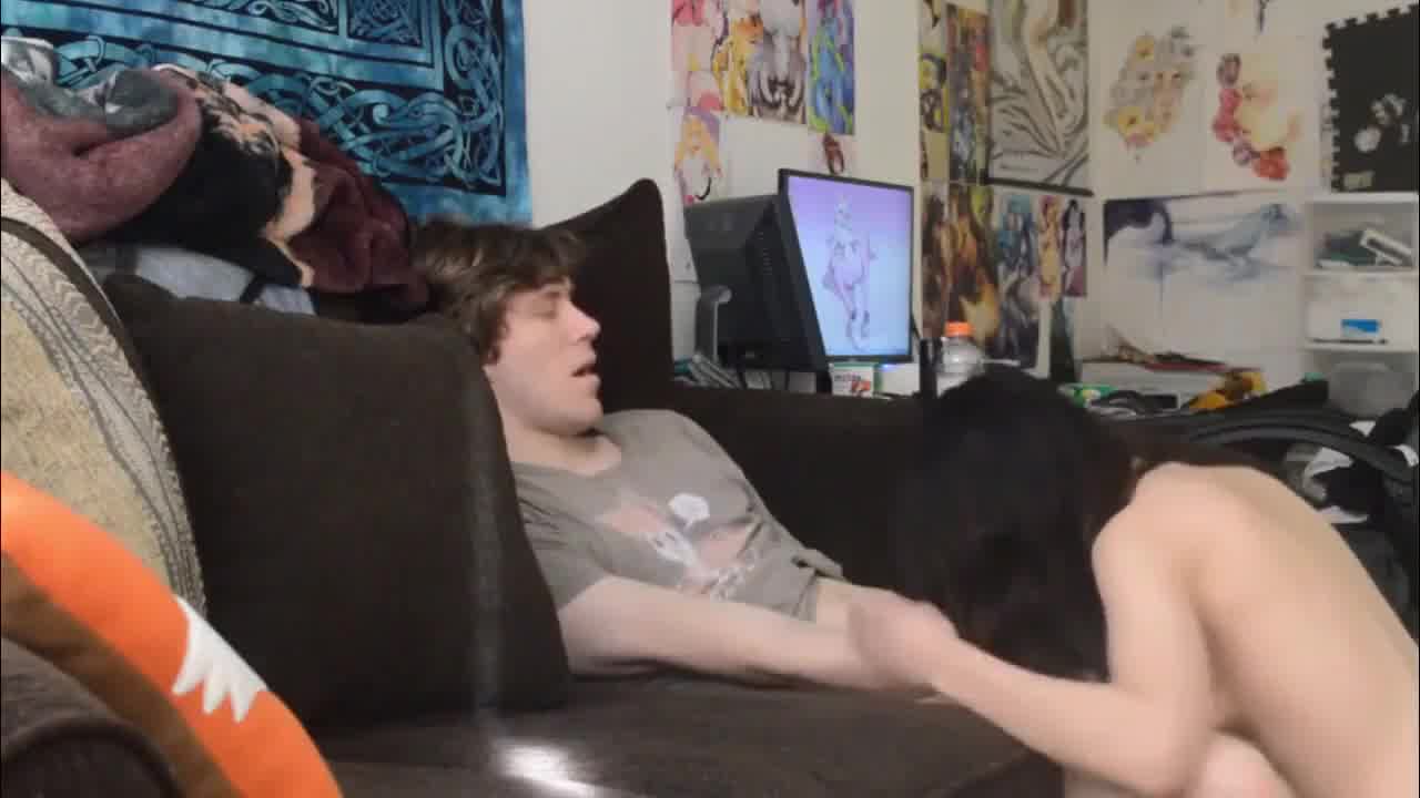  我和闺密友情变质沙发上激烈做爱～她竟然让我射到她穴里 的剧照5