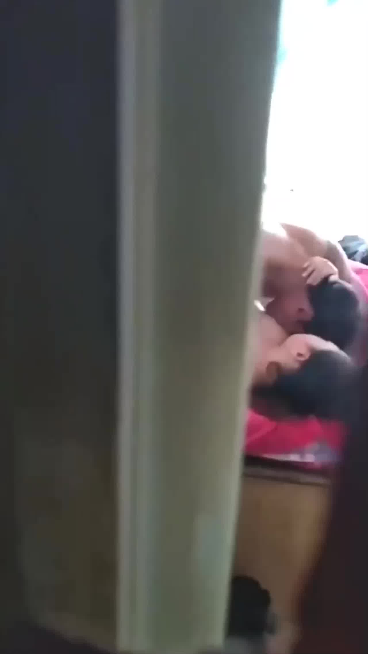  发现媳妇出轨了 媳妇还不知道 我受不了了 给我推一会儿_躲在衣柜里拍下媳妇与人出轨的视频 的剧照5