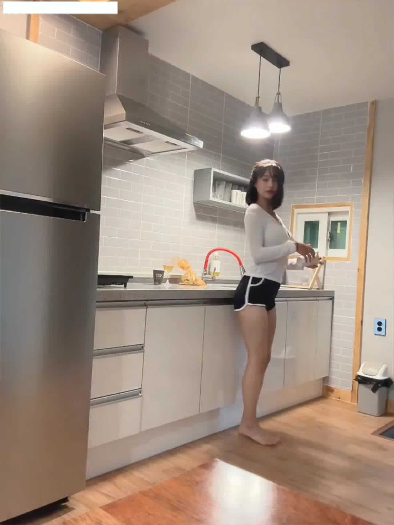  热舞肥臀下海性感成度直接爆表韩国女主播露逼的真的少见 的剧照9