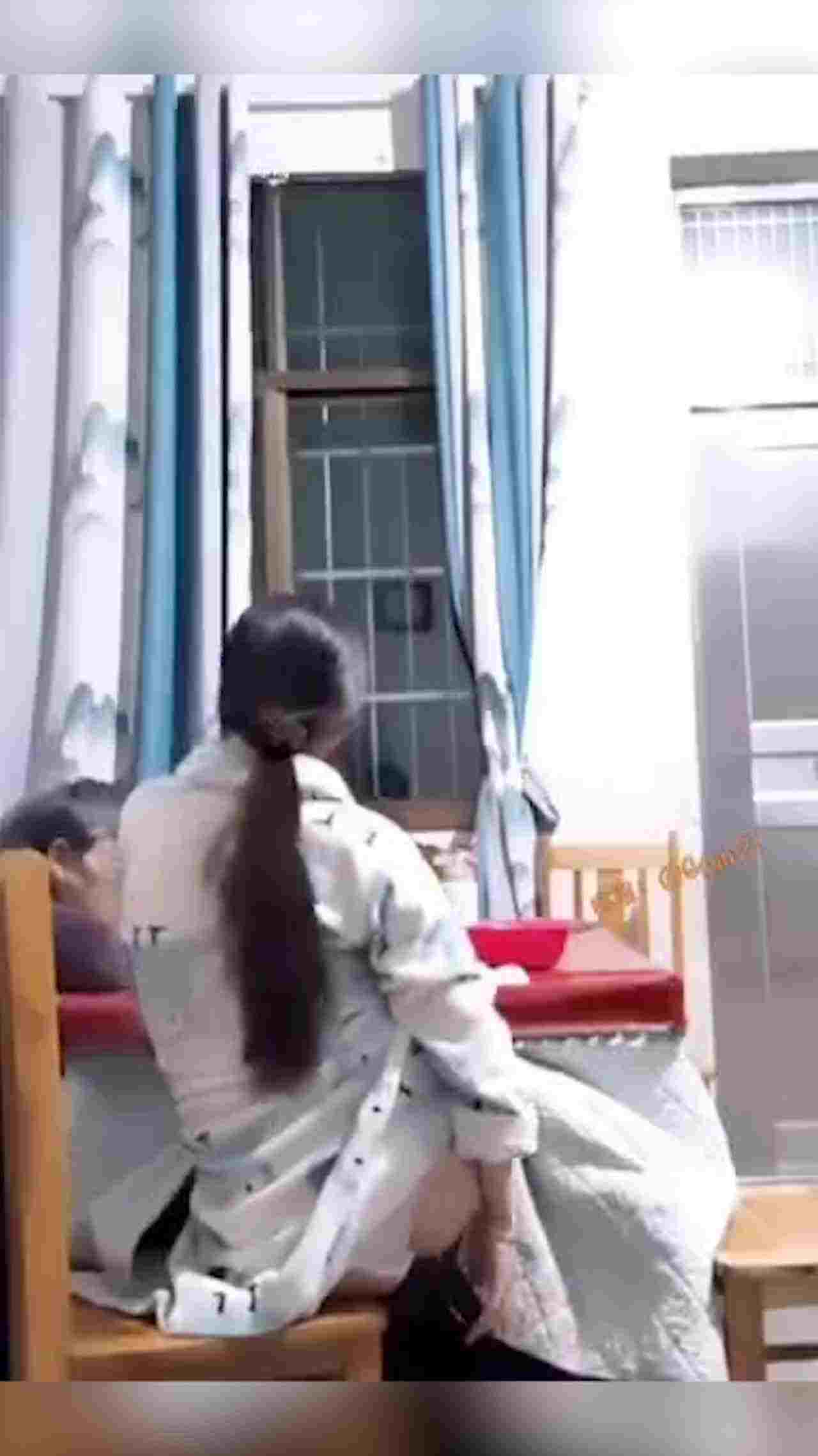  陪老妈看电视嗑瓜子 还摇起屁股用自慰器插逼 拔出来再插进去 贱母狗一条 的剧照9